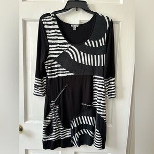 Linea Domani Soft Relaxed Geometric Black & White Tunic Top Women’s Size Medium